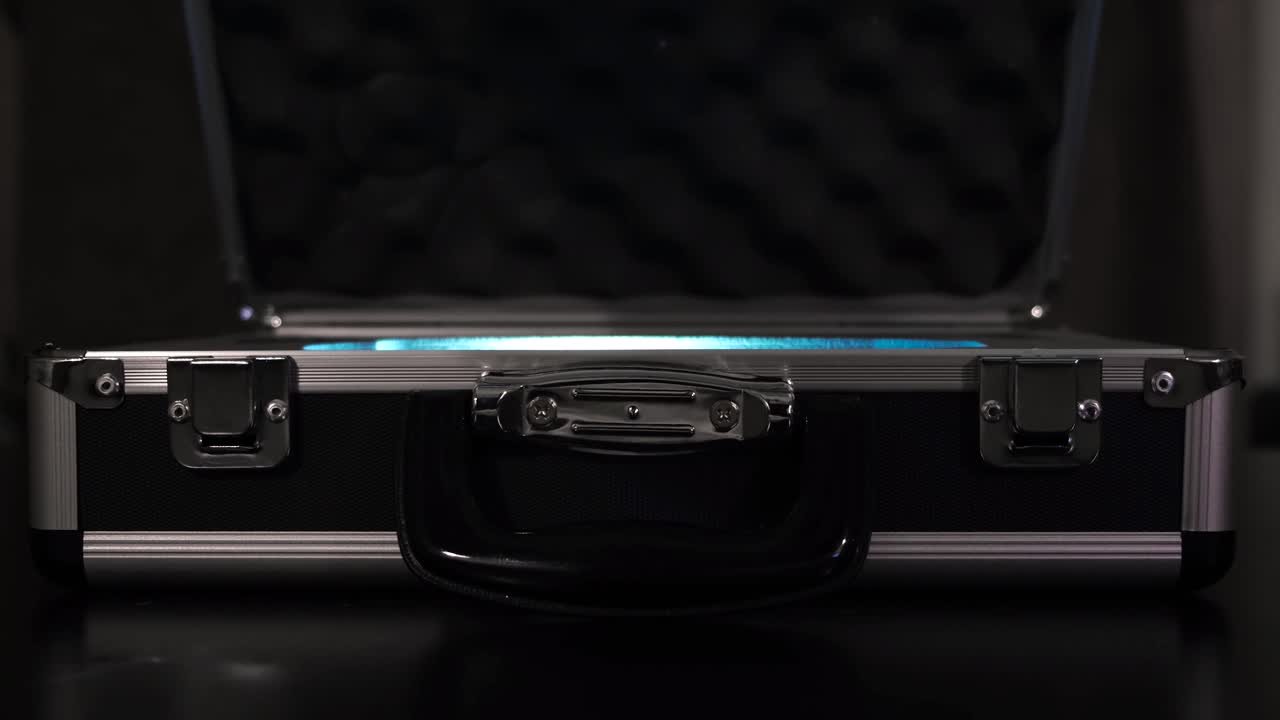 푸른 빛으로 열린 금속 서류 가방