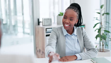 Gerente,-Currículum-Y-Mujer-Negra-Dándose-La-Mano