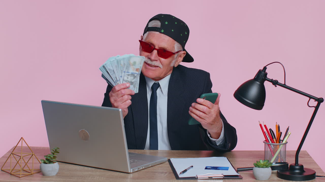 Uomo d'affari che usa lo smartphone, si rallegra sinceramente per una vincita, riceve denaro contante, fortuna alla lotteria.