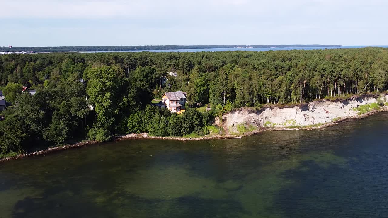 Malá vesnice se starými domy na pobřeží Tallinnského zálivu, letecký pohled.