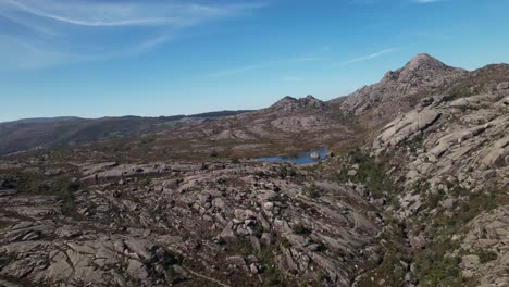 Lago-En-La-Vista-Aérea-De-Las-Montañas