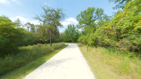 Andar-En-Bicicleta-Y-Correr-Por-Un-Sendero-De-Piedra-Caliza-Triturada