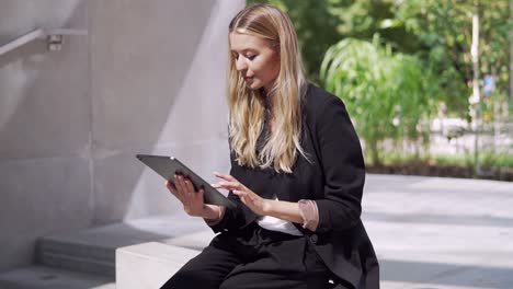 mujer de negocios usando una tableta al aire libre