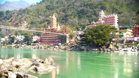 ram jhula este largo y famoso puente colgante peatonal que cruza el río ganges ofrece vistas panorámicas
