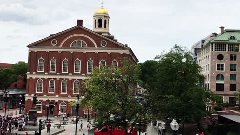 Vista-Exterior-Del-Mercado-Boston-Faneuil-Hall-Con-La-Estatua-De-Samuel-Adams