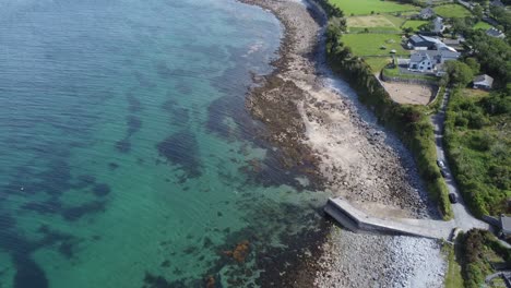 Pequeño-Puerto-Protegido-En-La-Costa-Oeste-De-Irlanda