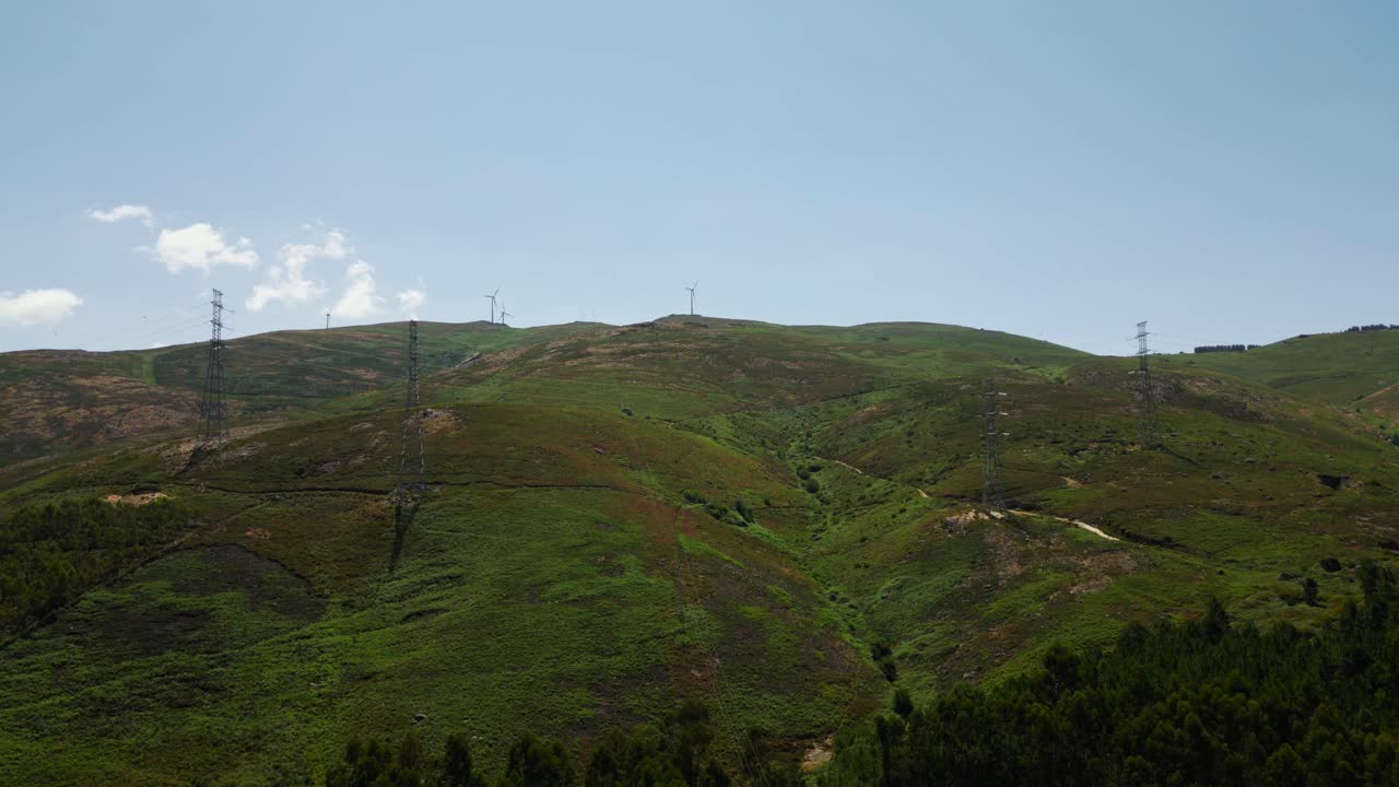 포르투갈 살라몬데 에 있는 풍력 터빈 과 열린 초록색 풍경 을 가진 굴곡 한 언덕 들