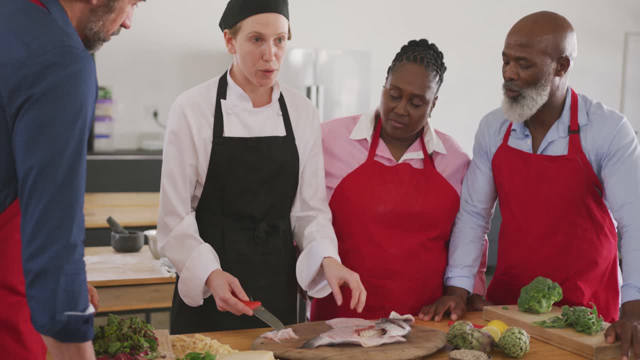 cocineros hablando de los peces
