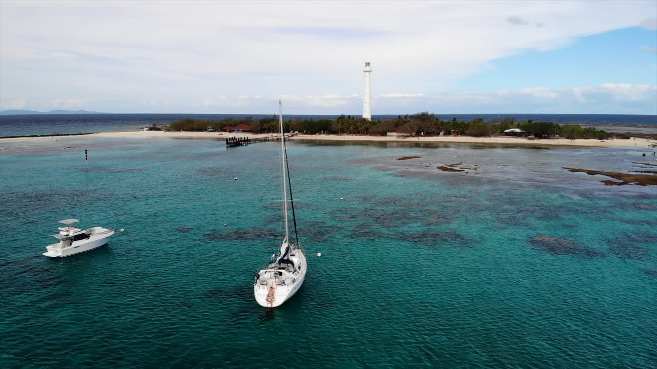 barco de vela nueva caledonia amedee pacífico paraíso costero drone marino 4k