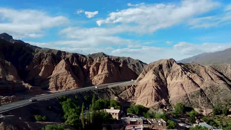 Tomas-Panorámicas-Aéreas-De-La-Carretera-A-La-Ciudad-De-Maimara-En-La-Provincia-De-Jujuy-En-Argentina