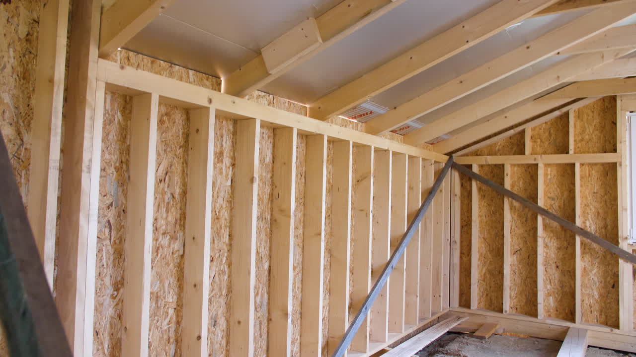 diseños de acabados de casas de madera de lujo con vigas expuestas, cabaña de nueva construcción ecológica y sostenible para un estilo de vida alternativo fuera de la red