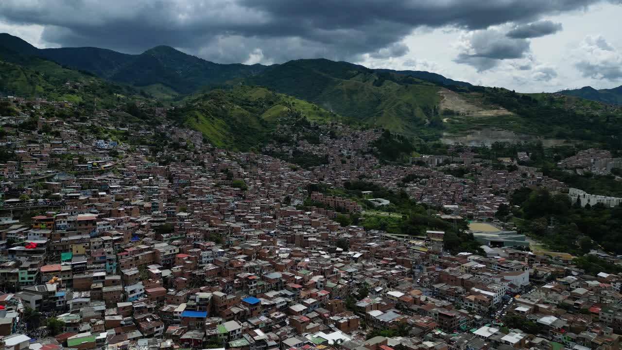 un dron explosivo fue disparado sobre la comuna 13 en medellín.