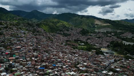 Überwältigender-Drohnenschuss-über-Der-Gemeinde-13-In-Medellin