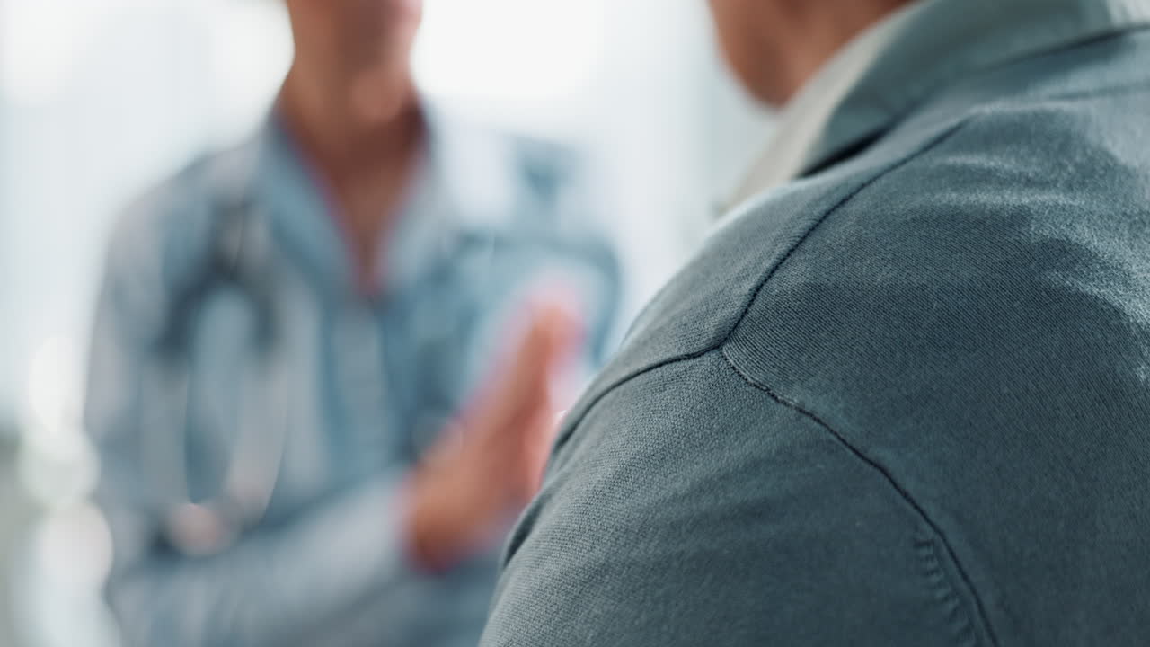 의사 가 환자 를 위로 하고 있다