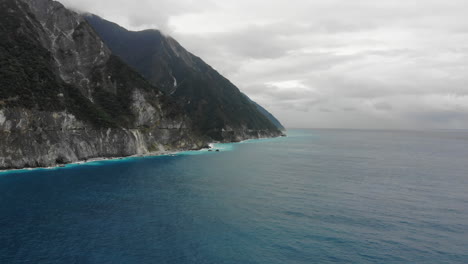 Aerial-drone-shot-of-Qingshui-Cliff-in-Chongde,-Taroko-National-Park,-Taiwan