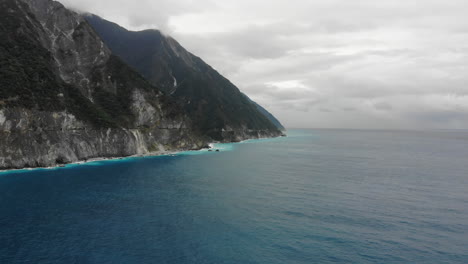 Luftdrohnenaufnahme-Der-Qingshui-Klippe-In-Chongde,-Taroko-Nationalpark,-Taiwan