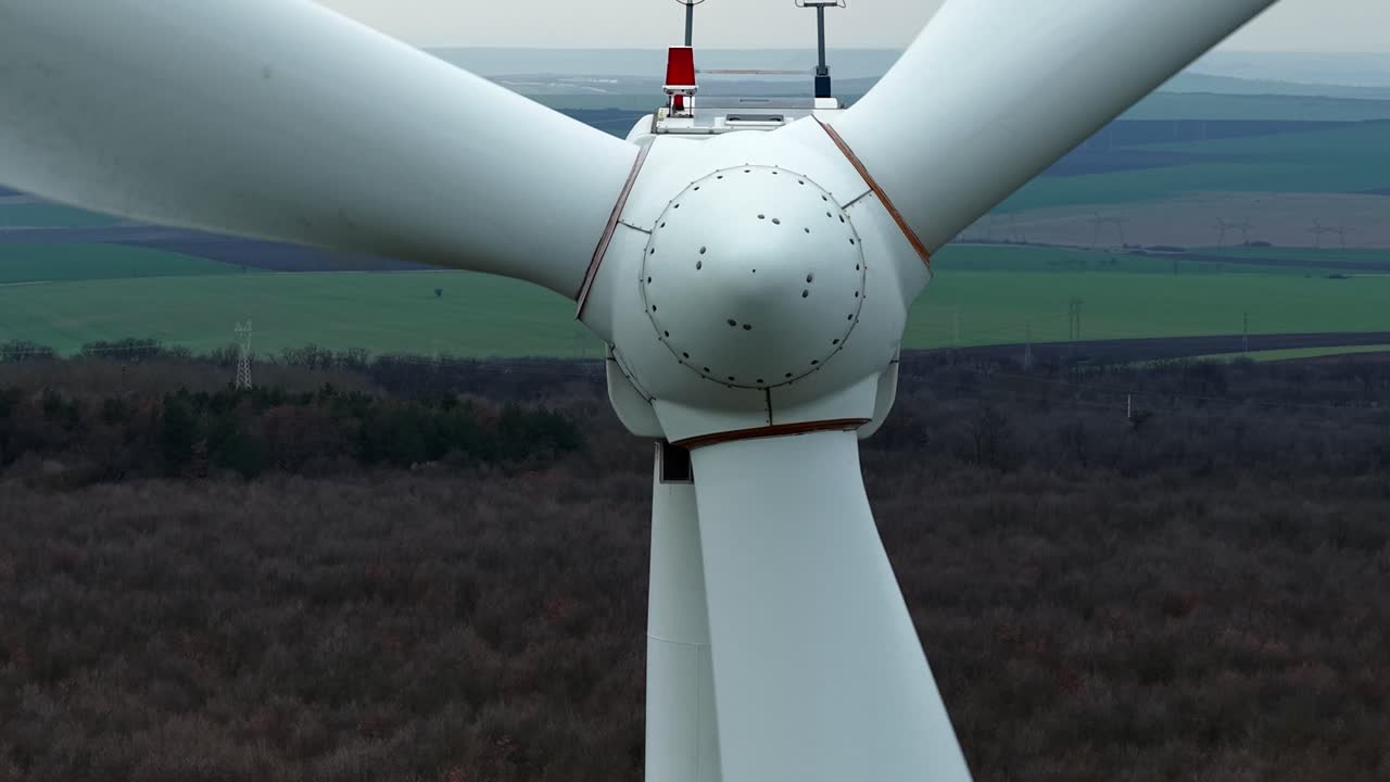 Pemandangan drone udara ke pembangkit energi terbarukan dengan generator angin di taman angin dekat desa Suvorovo, Varna, Bulgaria