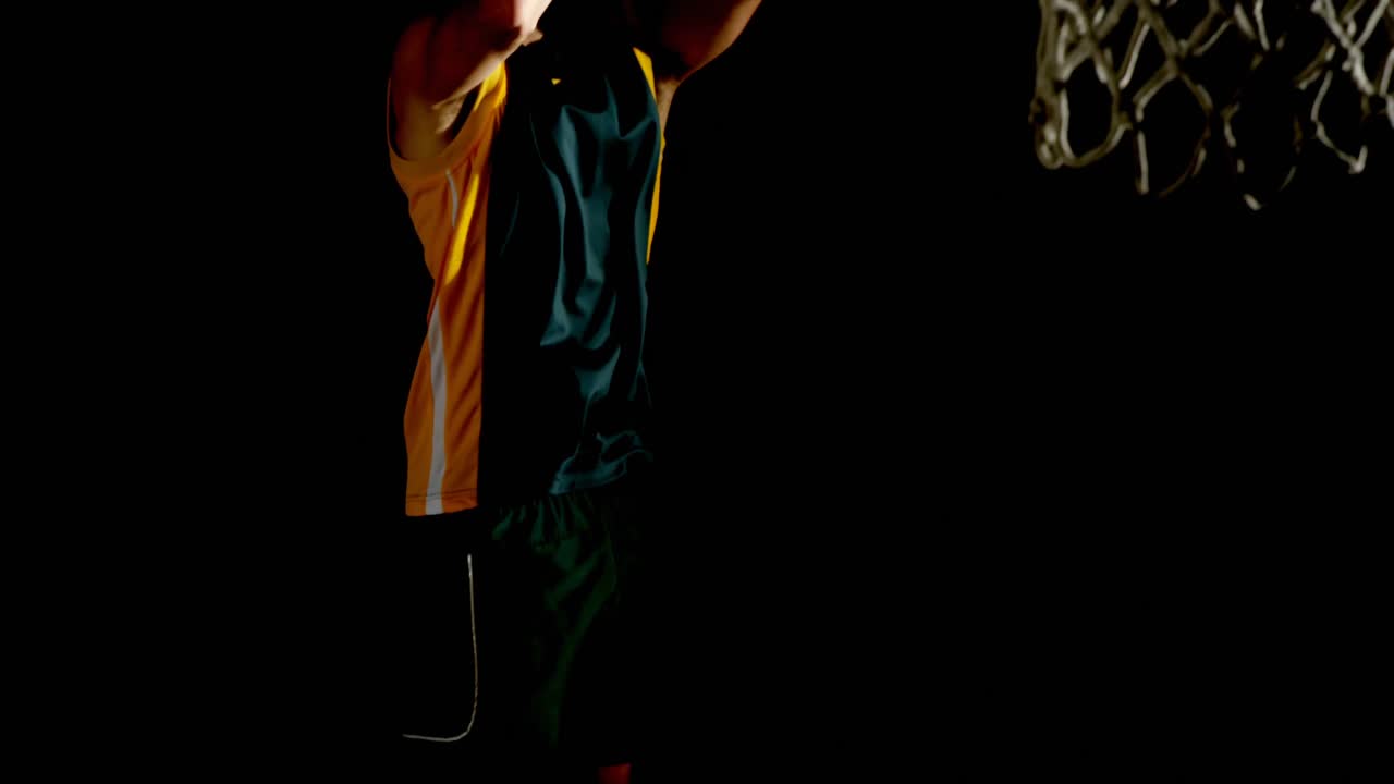 Giocatore di basket maschio che gioca in campo 4K