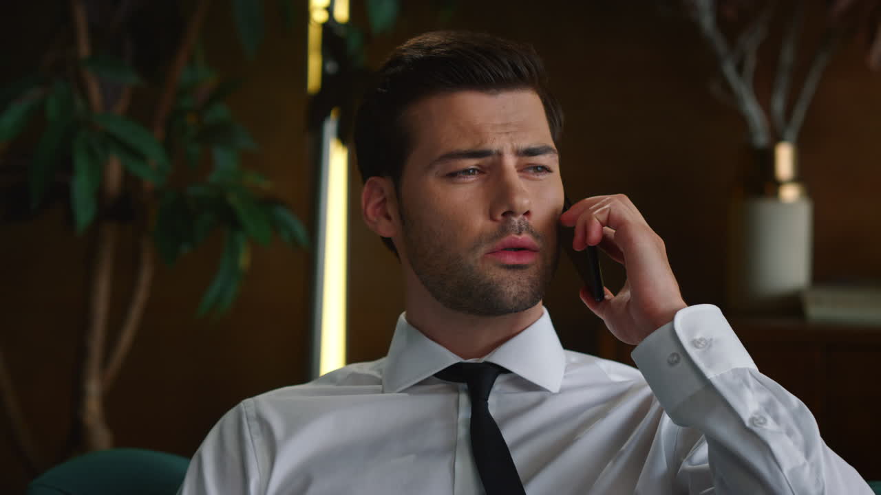 사무실 에서 스마트폰 으로 이야기 하는 사업가. 전화 대화 를 하는 매니저