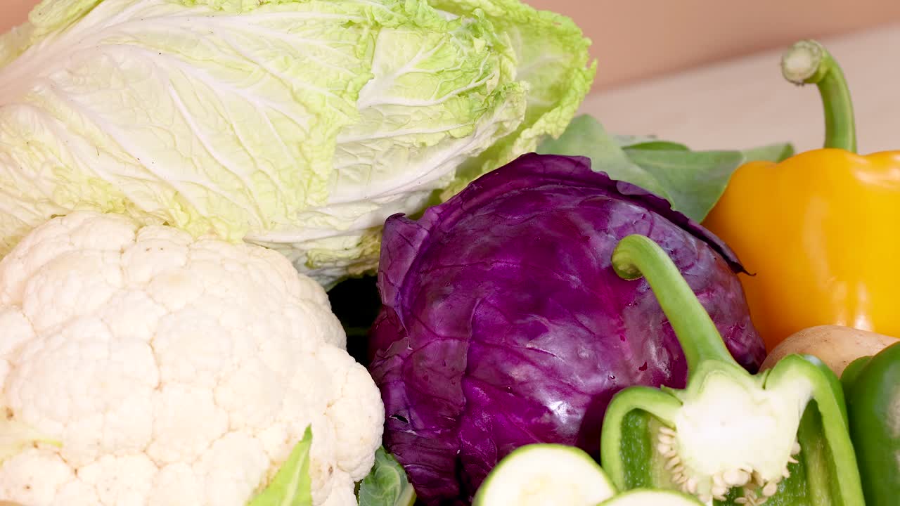 자연적인 조명 속에서 다양한 색과 질감을 보여주는 예술적으로 배열된 신선한 채소의 활기찬 품종