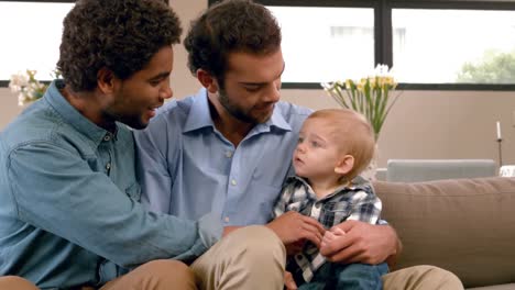 pareja gay sonriente con su hijo