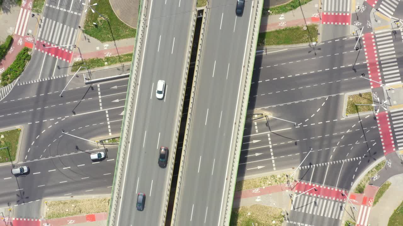 교통 교차로, 트래픽 크로스 도로 교차로의 여름 공중 영상, 고속도로 도로와 함께 위에서 낮 시각.