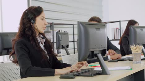 personas de negocios que usan auriculares trabajando en la oficina