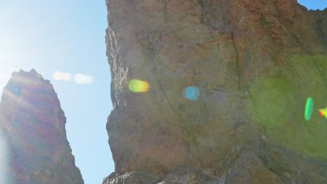 formación de roca en el desierto, toma vívida con el destello de la lente