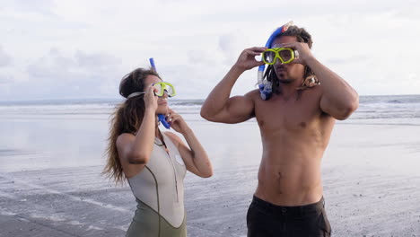 una pareja preparándose para bucear.