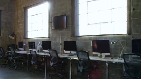 interior vacío de la oficina de diseño moderno filmado en r3d