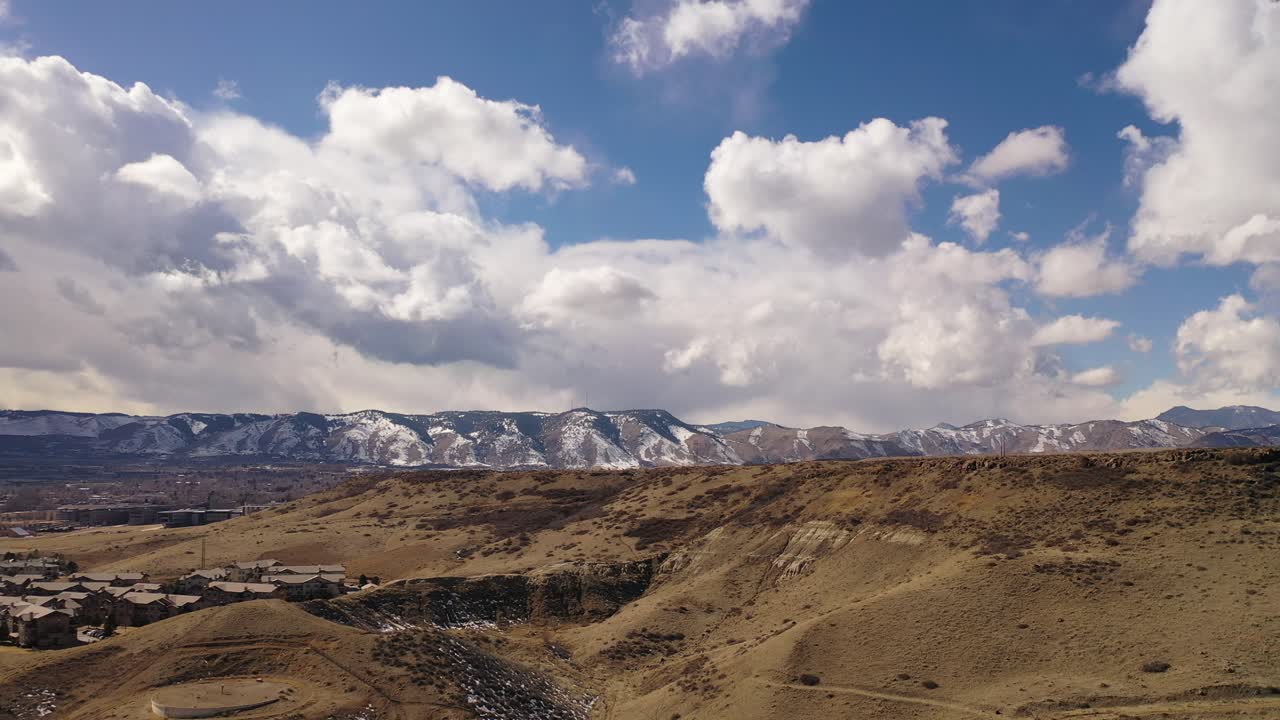 una sartén a lo largo de una pintoresca colina
