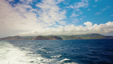 Vista-En-Barco-Del-Pintoresco-Paisaje-Marino-Con-Cielo-Azul-Y-Nubes-De-Ensueño-En-La-Distancia