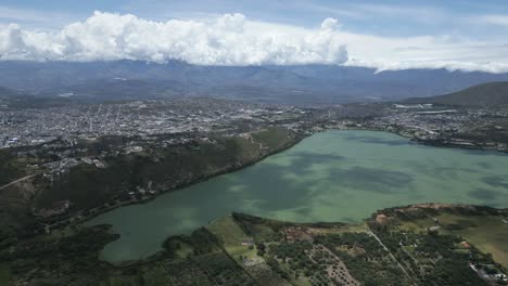 vista aérea del lago yawarkucha cerca de ibarra, ecuador, sudamérica