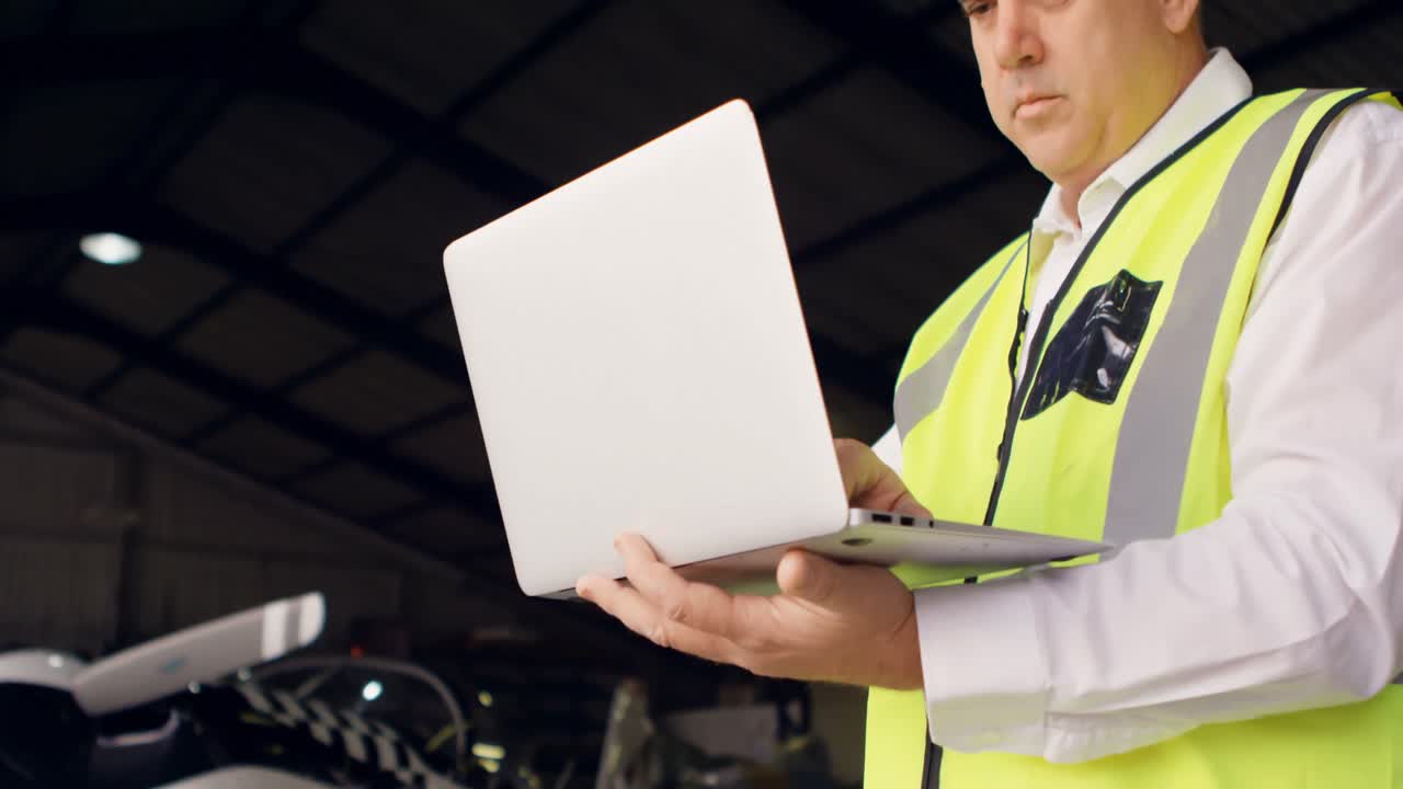 ingeniero masculino usando una computadora portátil 4k