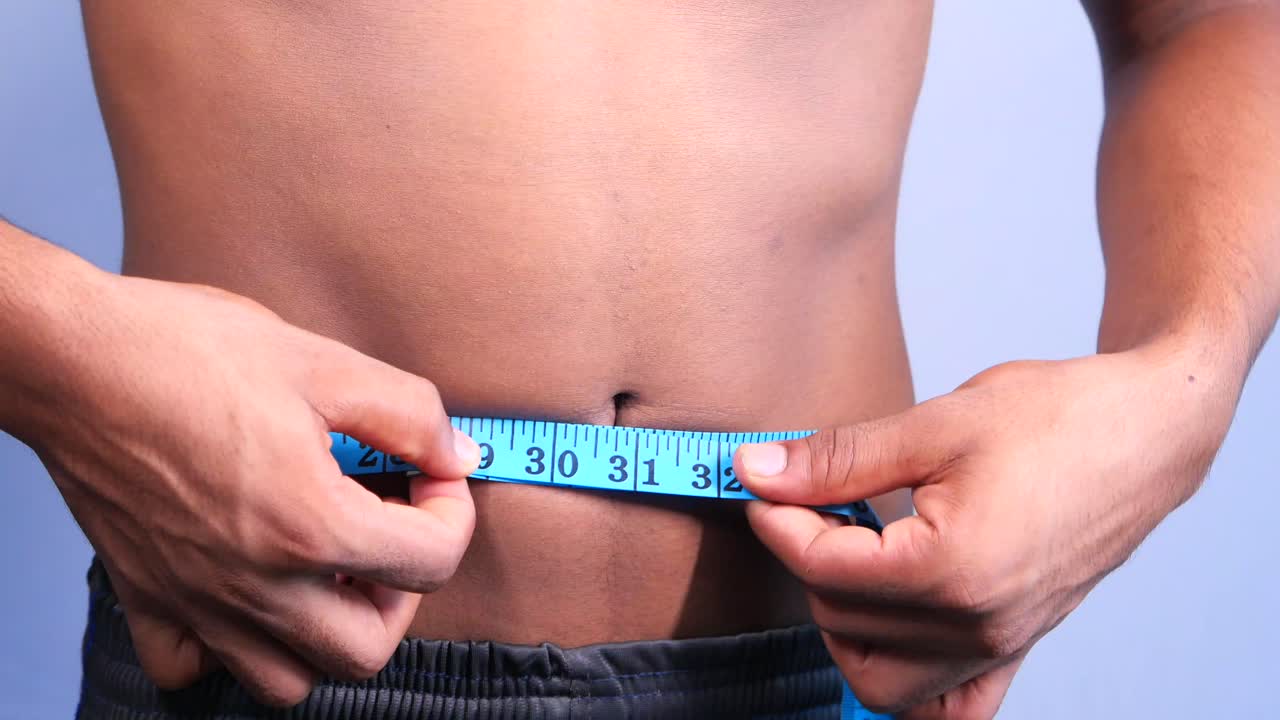 허리 둘레를 측정하는