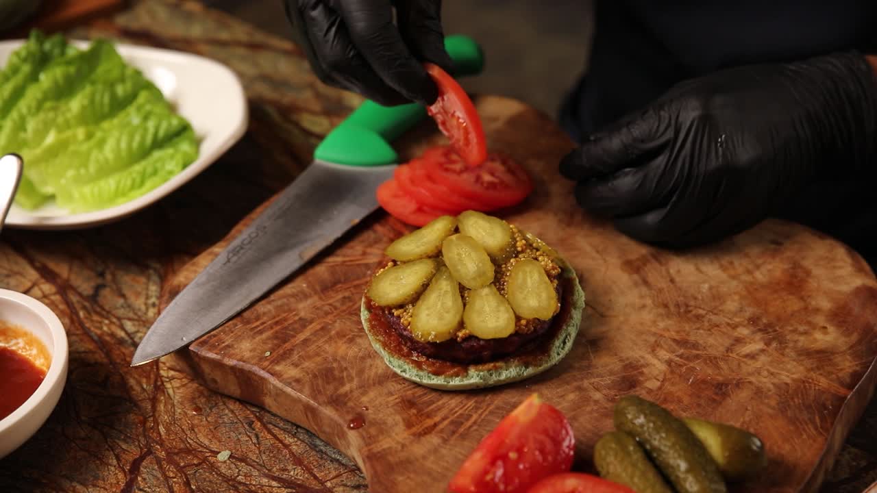 haciendo una deliciosa hamburguesa