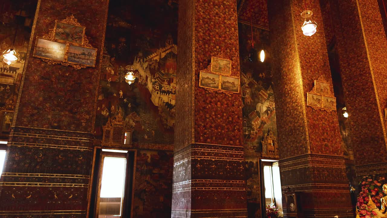 복잡한 사원 장식과 금색 부처 동상