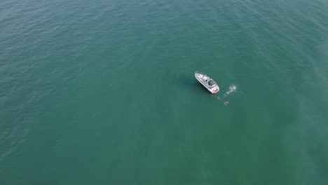 Touristen-Schwimmen-Im-Blauen-Meer-Mit-Luxusyacht