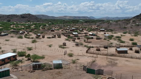 antenas de drones sobre la aldea africana turkana durante el día