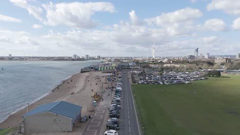 Vuelo-A-Lo-Largo-Del-Paseo-Marítimo-De-Southsea-Hasta-El-Muelle-De-Clarence-Con-La-Antigua-Portsmouth,-El-Puerto-Y-La-Torre-Del-Spinnaker-Al-Fondo