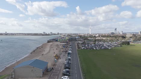 사우스시 해변을 따라 클레언스 피어 (clarence pier) 로 비행하며, 뒷면에는 올드 포츠머스 (old portsmouth), 하버 (harbour), 스피나커 타워 (spinnaker tower) 가 있다.