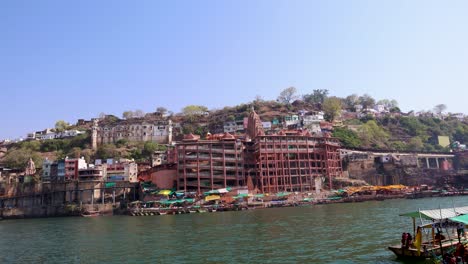 Antiguo-Templo-De-Peregrinación-Hindú-En-La-Orilla-Del-Río-Sagrado-Por-La-Mañana-Desde-Una-Perspectiva-Diferente,-El-Video-Se-Toma-En-Omkareshwar-Khandwa-Madhya-Pradesh-India