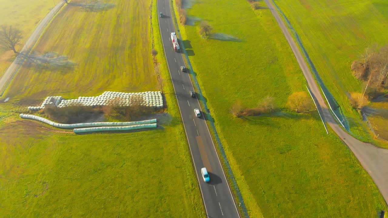 약간의 교통량이 있는 탁 트인 시골길 위의 드론 비행