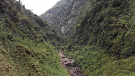 toma de drones de un gran valle de cañón verde en el amazonas de perú