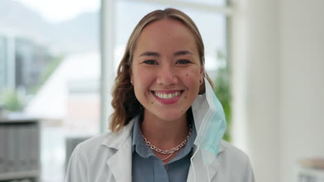 mujer asiática, médico y quitando la máscara facial