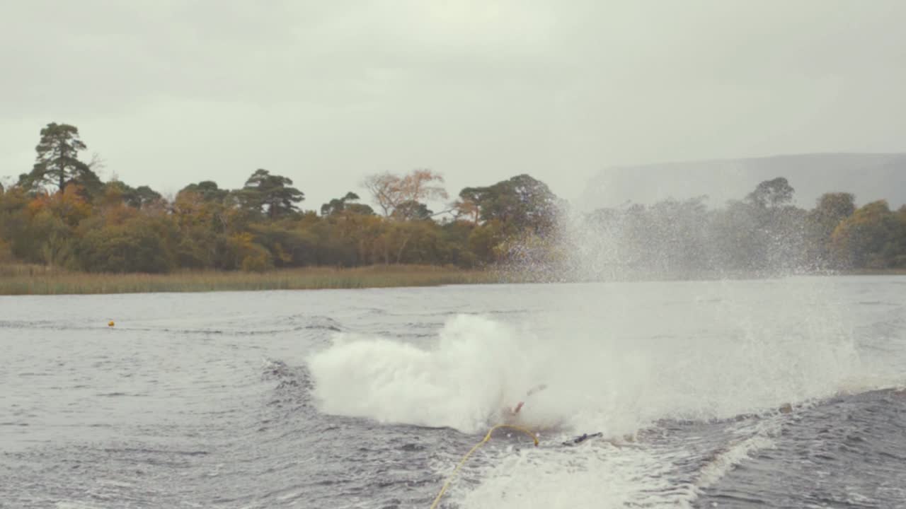 수상 스키 슬라롬 넘어져 스키 슬로우 모션으로 넘어짐