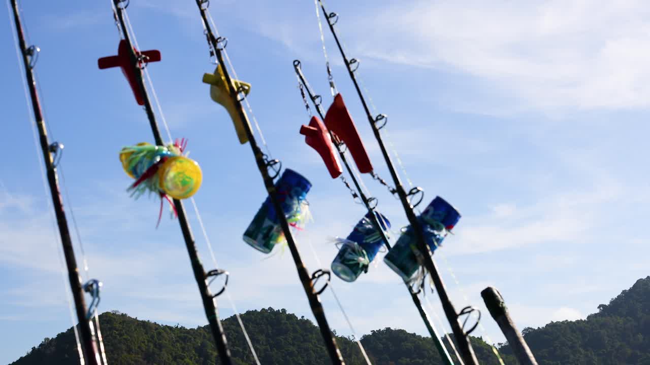 푸켓의 산악 배경에서 화려한 빛으로 포착 된 다채로운 유인물을 가진 시줄이 부드럽게 흔들리고 있습니다.