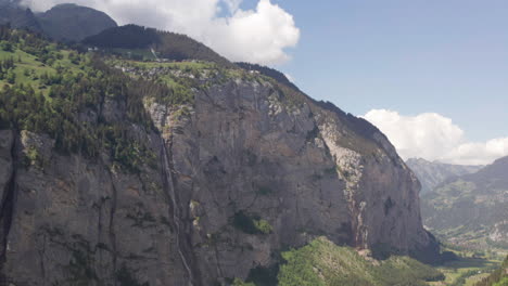 incline hacia abajo de la gran pared de roca de la montaña