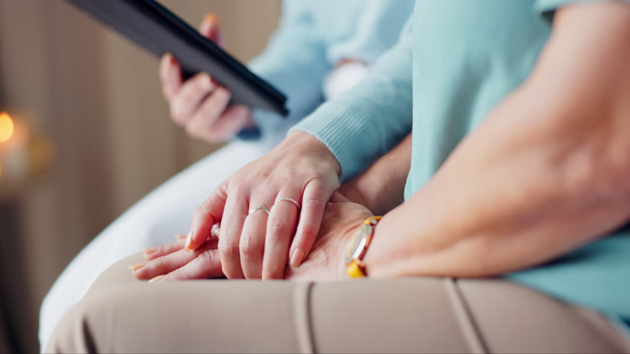 agarrar as mãos, ajuda e consulta com o tablet