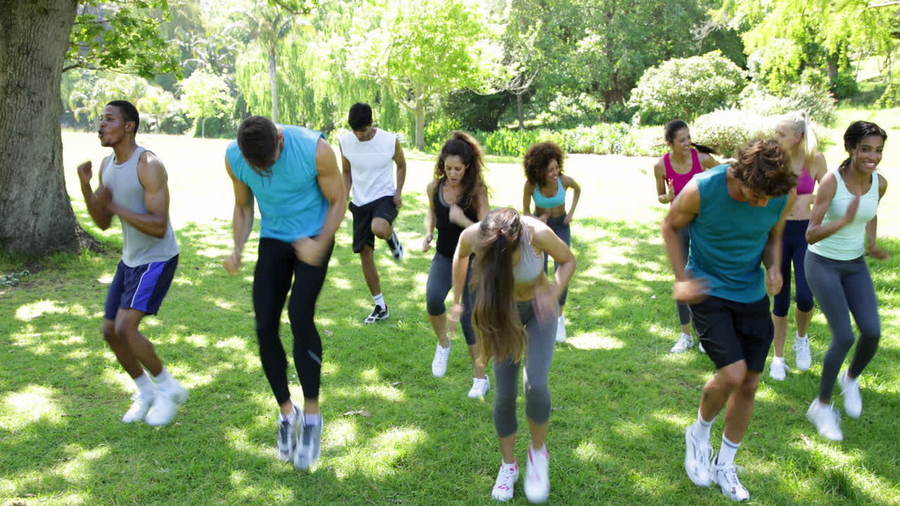 clase de campamento de entrenamiento de jogging en el lugar